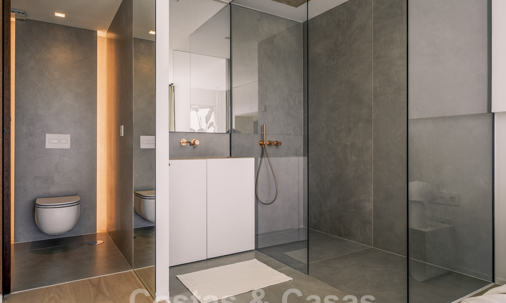 Impresionante ático reformado en venta con vistas panorámicas al golf y al mar en el corazón de Nueva Andalucía, Marbella 61801