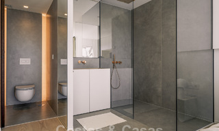 Impresionante ático reformado en venta con vistas panorámicas al golf y al mar en el corazón de Nueva Andalucía, Marbella 61801 