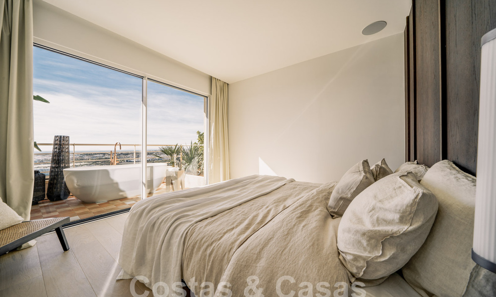 Impresionante ático reformado en venta con vistas panorámicas al golf y al mar en el corazón de Nueva Andalucía, Marbella 61802
