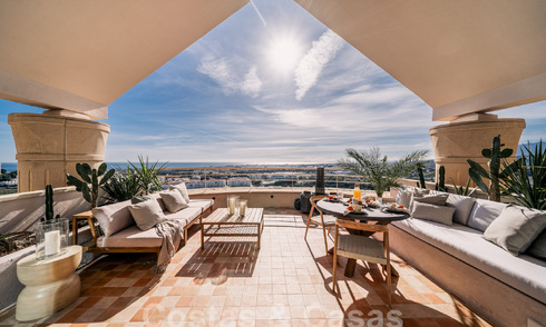 Impresionante ático reformado en venta con vistas panorámicas al golf y al mar en el corazón de Nueva Andalucía, Marbella 61803
