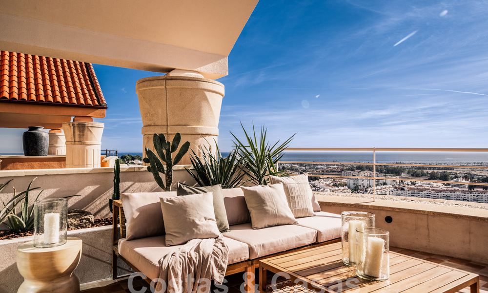 Impresionante ático reformado en venta con vistas panorámicas al golf y al mar en el corazón de Nueva Andalucía, Marbella 61804