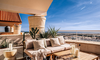 Impresionante ático reformado en venta con vistas panorámicas al golf y al mar en el corazón de Nueva Andalucía, Marbella 61804 