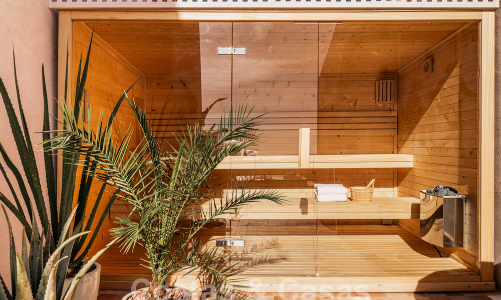 Impresionante ático reformado en venta con vistas panorámicas al golf y al mar en el corazón de Nueva Andalucía, Marbella 61805