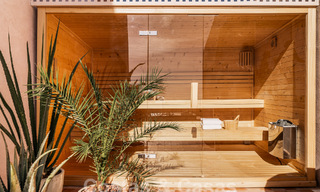 Impresionante ático reformado en venta con vistas panorámicas al golf y al mar en el corazón de Nueva Andalucía, Marbella 61805 