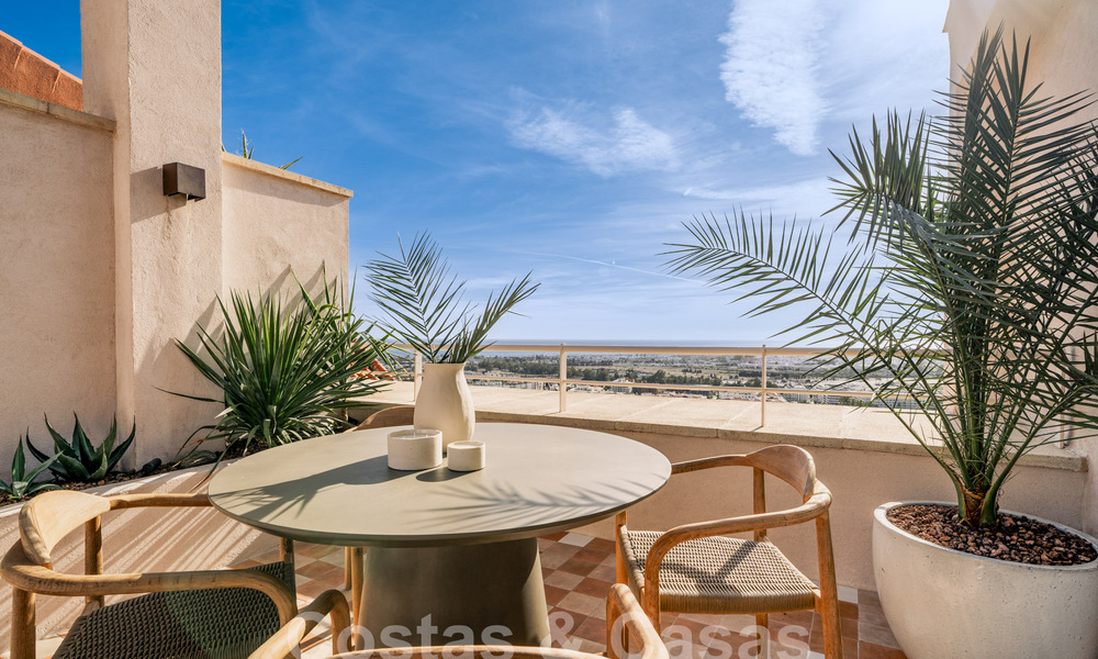 Impresionante ático reformado en venta con vistas panorámicas al golf y al mar en el corazón de Nueva Andalucía, Marbella 61806