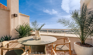 Impresionante ático reformado en venta con vistas panorámicas al golf y al mar en el corazón de Nueva Andalucía, Marbella 61806 