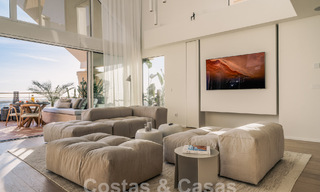 Impresionante ático reformado en venta con vistas panorámicas al golf y al mar en el corazón de Nueva Andalucía, Marbella 61807 