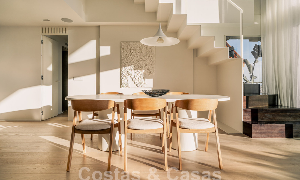 Impresionante ático reformado en venta con vistas panorámicas al golf y al mar en el corazón de Nueva Andalucía, Marbella 61808