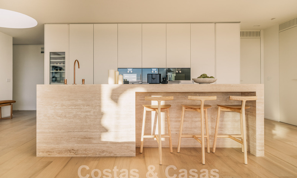 Impresionante ático reformado en venta con vistas panorámicas al golf y al mar en el corazón de Nueva Andalucía, Marbella 61809