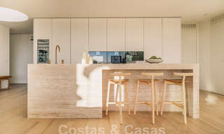 Impresionante ático reformado en venta con vistas panorámicas al golf y al mar en el corazón de Nueva Andalucía, Marbella 61809 