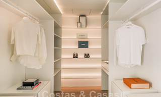 Impresionante ático reformado en venta con vistas panorámicas al golf y al mar en el corazón de Nueva Andalucía, Marbella 61811 