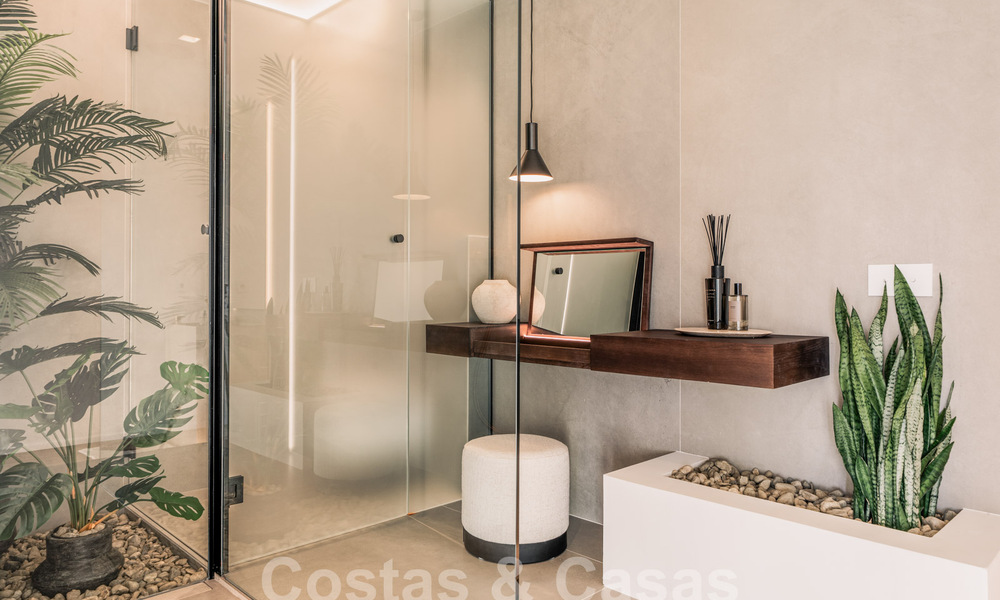 Impresionante ático reformado en venta con vistas panorámicas al golf y al mar en el corazón de Nueva Andalucía, Marbella 61812