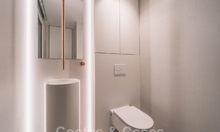 Impresionante ático reformado en venta con vistas panorámicas al golf y al mar en el corazón de Nueva Andalucía, Marbella 61815 