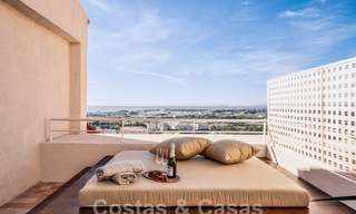 Impresionante ático reformado en venta con vistas panorámicas al golf y al mar en el corazón de Nueva Andalucía, Marbella 61820 