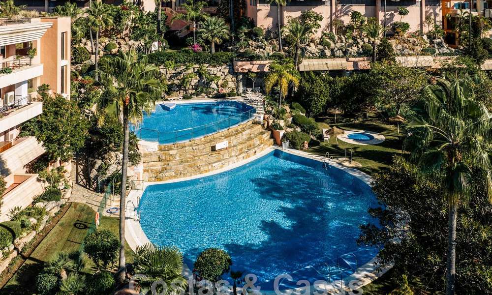 Impresionante ático reformado en venta con vistas panorámicas al golf y al mar en el corazón de Nueva Andalucía, Marbella 61822