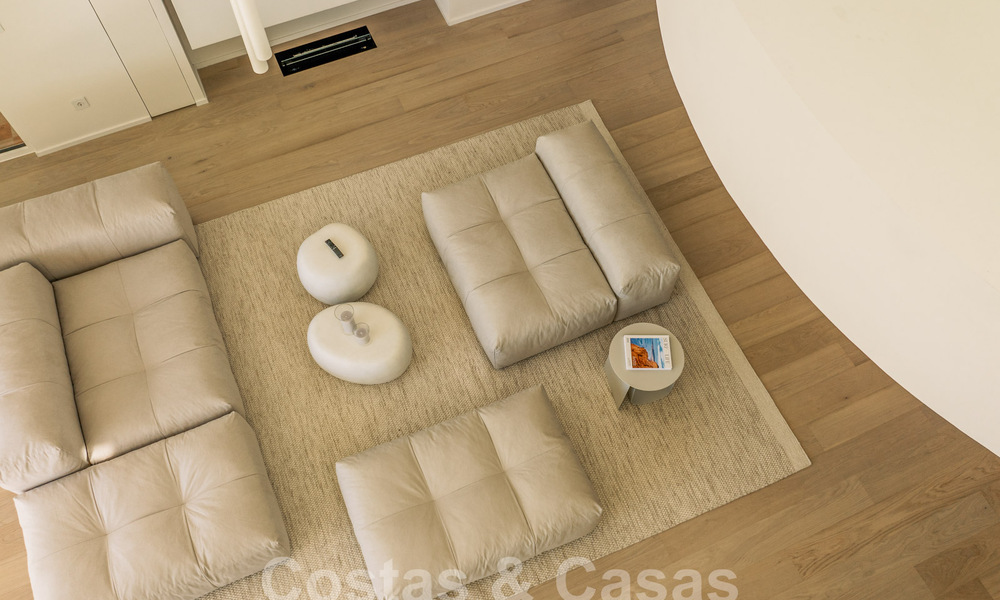 Impresionante ático reformado en venta con vistas panorámicas al golf y al mar en el corazón de Nueva Andalucía, Marbella 61823