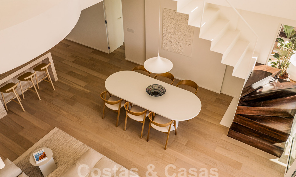 Impresionante ático reformado en venta con vistas panorámicas al golf y al mar en el corazón de Nueva Andalucía, Marbella 61824