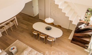 Impresionante ático reformado en venta con vistas panorámicas al golf y al mar en el corazón de Nueva Andalucía, Marbella 61824 