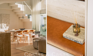 Impresionante ático reformado en venta con vistas panorámicas al golf y al mar en el corazón de Nueva Andalucía, Marbella 61829 