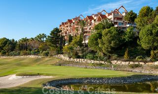 Impresionante ático reformado en venta con vistas panorámicas al golf y al mar en el corazón de Nueva Andalucía, Marbella 61840 