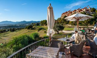 Impresionante ático reformado en venta con vistas panorámicas al golf y al mar en el corazón de Nueva Andalucía, Marbella 61843 