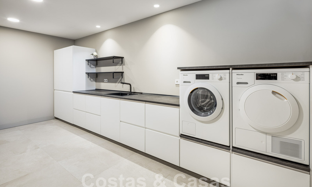 Sofisticada villa de lujo con diseño moderno en venta a poca distancia del campo de golf en Nueva Andalucía, Marbella 61338