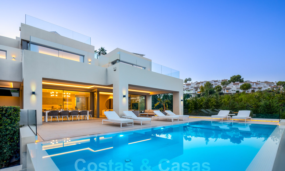 Sofisticada villa de lujo con diseño moderno en venta a poca distancia del campo de golf en Nueva Andalucía, Marbella 61339
