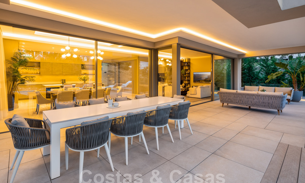 Sofisticada villa de lujo con diseño moderno en venta a poca distancia del campo de golf en Nueva Andalucía, Marbella 61340