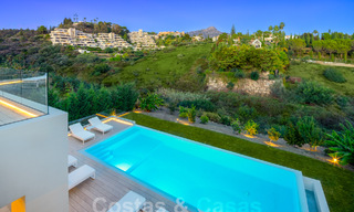 Sofisticada villa de lujo con diseño moderno en venta a poca distancia del campo de golf en Nueva Andalucía, Marbella 61342 
