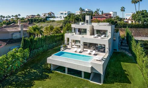 Sofisticada villa de lujo con diseño moderno en venta a poca distancia del campo de golf en Nueva Andalucía, Marbella 61343