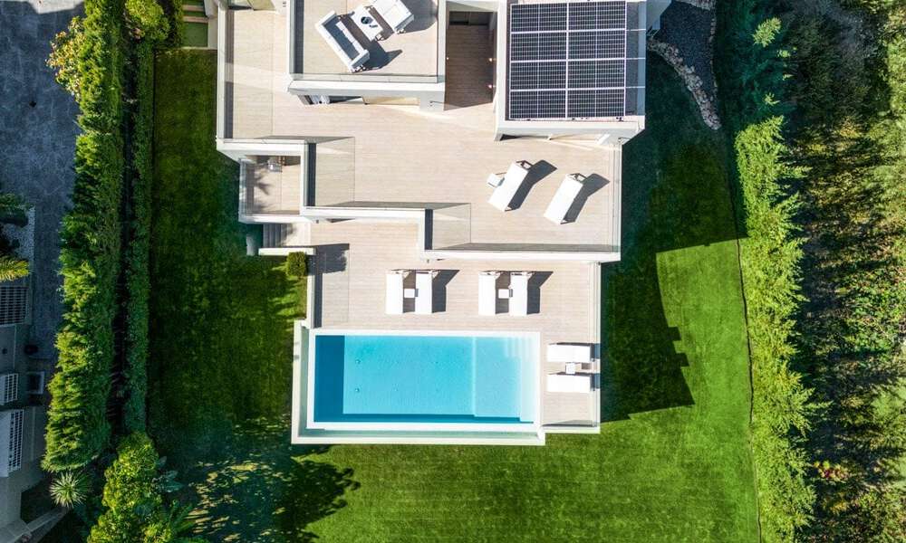 Sofisticada villa de lujo con diseño moderno en venta a poca distancia del campo de golf en Nueva Andalucía, Marbella 61344