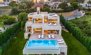 Sofisticada villa de lujo con diseño moderno en venta a poca distancia del campo de golf en Nueva Andalucía, Marbella 61345 