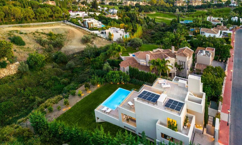 Sofisticada villa de lujo con diseño moderno en venta a poca distancia del campo de golf en Nueva Andalucía, Marbella 61346