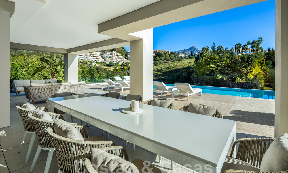 Sofisticada villa de lujo con diseño moderno en venta a poca distancia del campo de golf en Nueva Andalucía, Marbella 61347