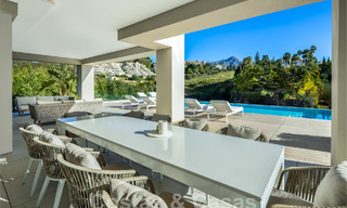 Sofisticada villa de lujo con diseño moderno en venta a poca distancia del campo de golf en Nueva Andalucía, Marbella 61347 