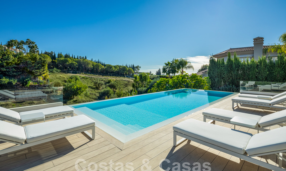 Sofisticada villa de lujo con diseño moderno en venta a poca distancia del campo de golf en Nueva Andalucía, Marbella 61348