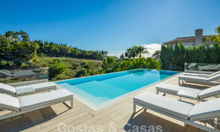 Sofisticada villa de lujo con diseño moderno en venta a poca distancia del campo de golf en Nueva Andalucía, Marbella 61348 