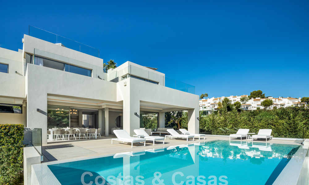 Sofisticada villa de lujo con diseño moderno en venta a poca distancia del campo de golf en Nueva Andalucía, Marbella 61349