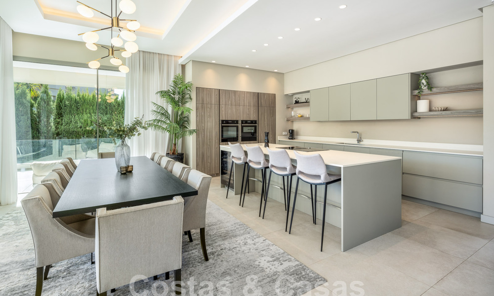 Sofisticada villa de lujo con diseño moderno en venta a poca distancia del campo de golf en Nueva Andalucía, Marbella 61351