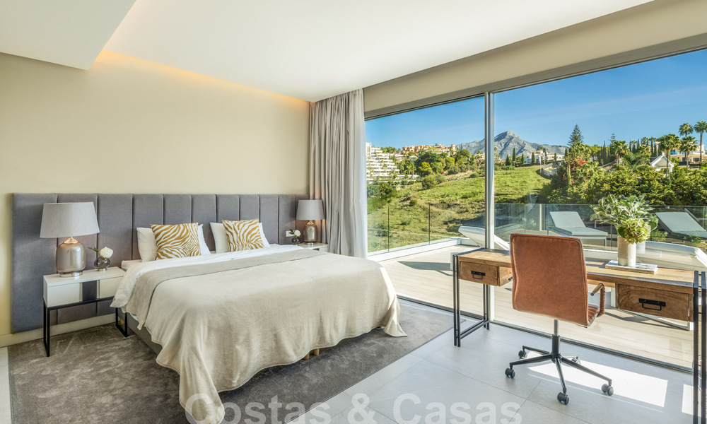 Sofisticada villa de lujo con diseño moderno en venta a poca distancia del campo de golf en Nueva Andalucía, Marbella 61353