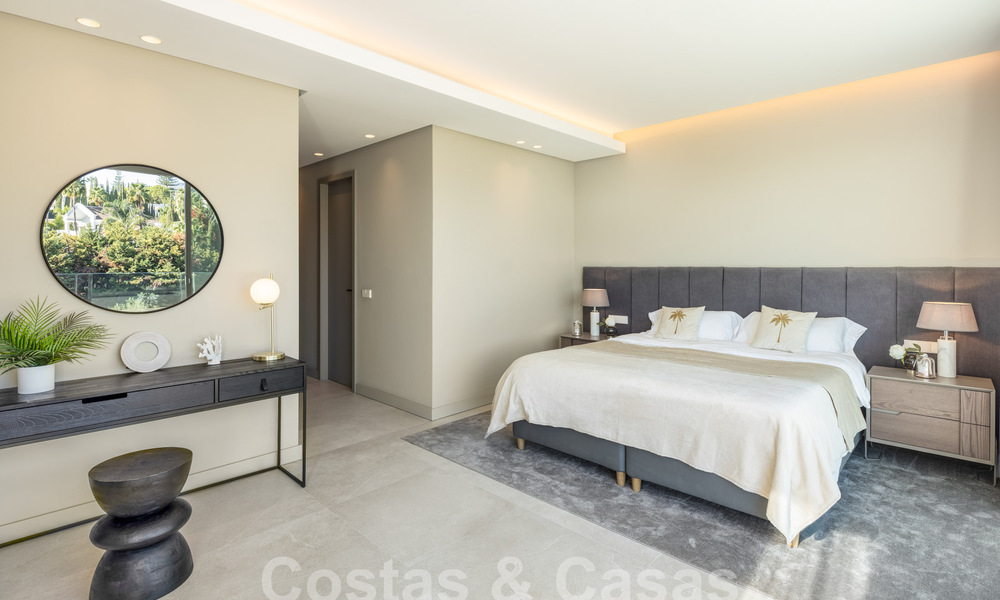 Sofisticada villa de lujo con diseño moderno en venta a poca distancia del campo de golf en Nueva Andalucía, Marbella 61356