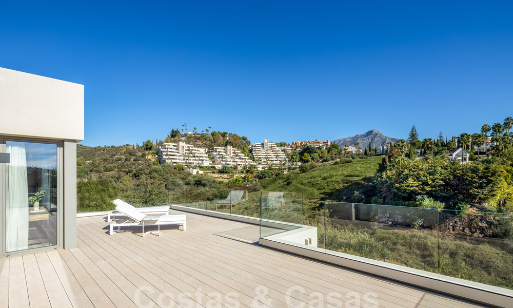 Sofisticada villa de lujo con diseño moderno en venta a poca distancia del campo de golf en Nueva Andalucía, Marbella 61357