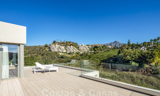 Sofisticada villa de lujo con diseño moderno en venta a poca distancia del campo de golf en Nueva Andalucía, Marbella 61357 