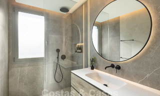 Sofisticada villa de lujo con diseño moderno en venta a poca distancia del campo de golf en Nueva Andalucía, Marbella 61358 