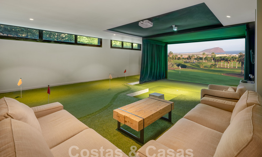 Sofisticada villa de lujo con diseño moderno en venta a poca distancia del campo de golf en Nueva Andalucía, Marbella 61360