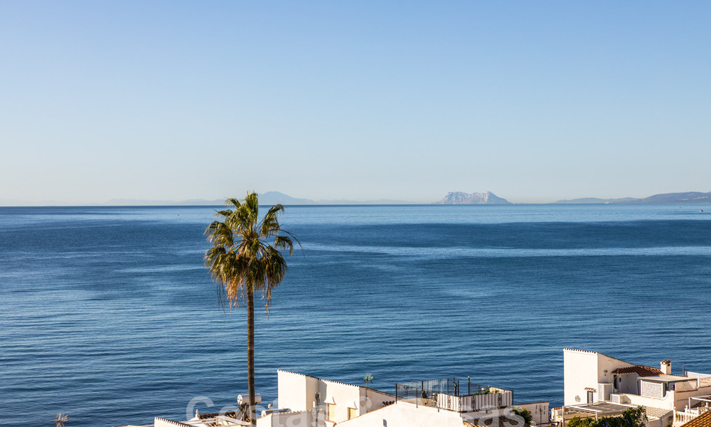 Ático cerca de la playa con 3 dormitorios y vistas panorámicas al mar en venta en la Nueva Milla de Oro entre Marbella y Estepona 61365