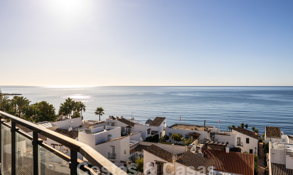 Ático cerca de la playa con 3 dormitorios y vistas panorámicas al mar en venta en la Nueva Milla de Oro entre Marbella y Estepona 61366
