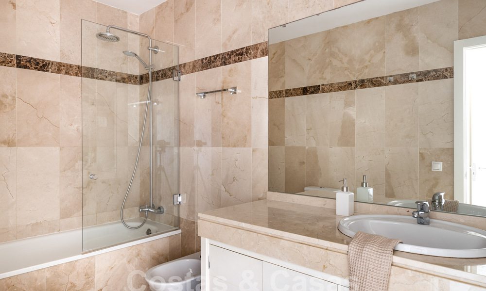 Ático cerca de la playa con 3 dormitorios y vistas panorámicas al mar en venta en la Nueva Milla de Oro entre Marbella y Estepona 61368