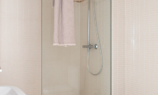 Ático cerca de la playa con 3 dormitorios y vistas panorámicas al mar en venta en la Nueva Milla de Oro entre Marbella y Estepona 61370 