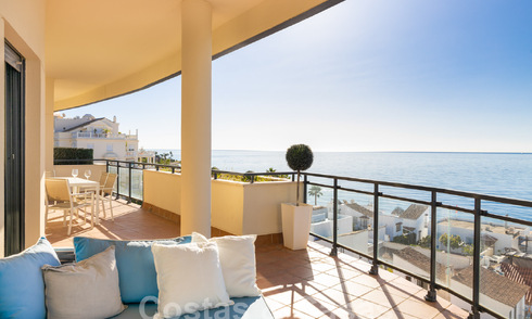 Ático cerca de la playa con 3 dormitorios y vistas panorámicas al mar en venta en la Nueva Milla de Oro entre Marbella y Estepona 61375
